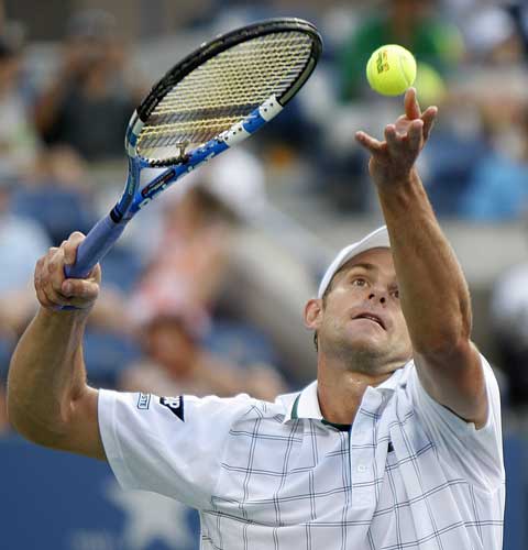  发球上网战术奏效，伊斯内尔轰出制胜ACE