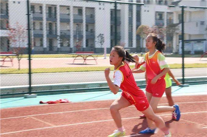  电竞新星闪耀赛场，青年选手勇夺桂冠