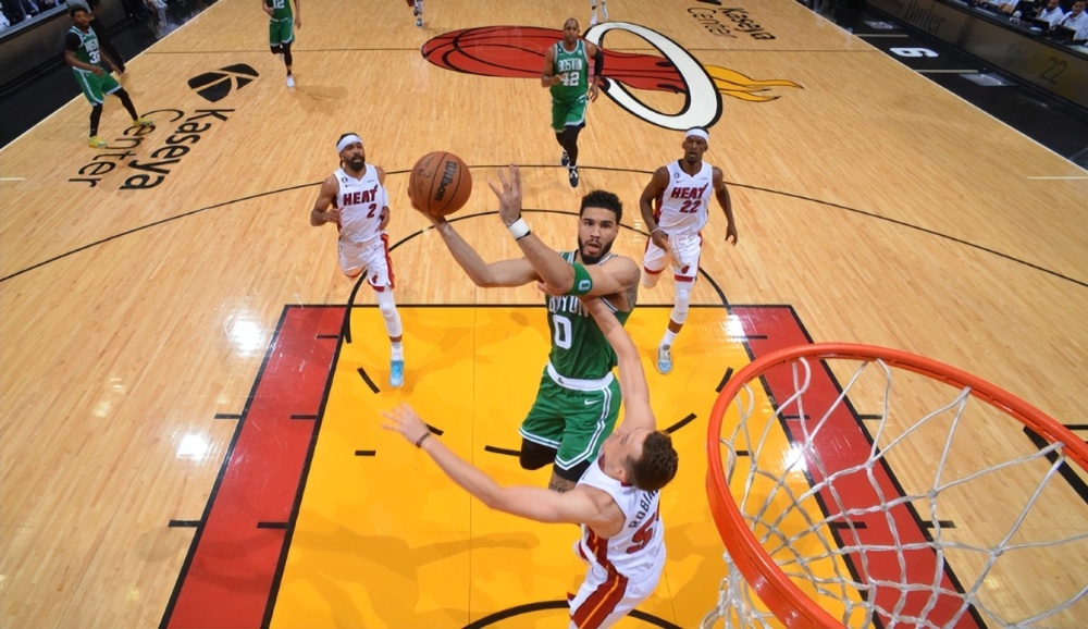  塔图姆关键抢断制胜，凯尔特人险胜热火队