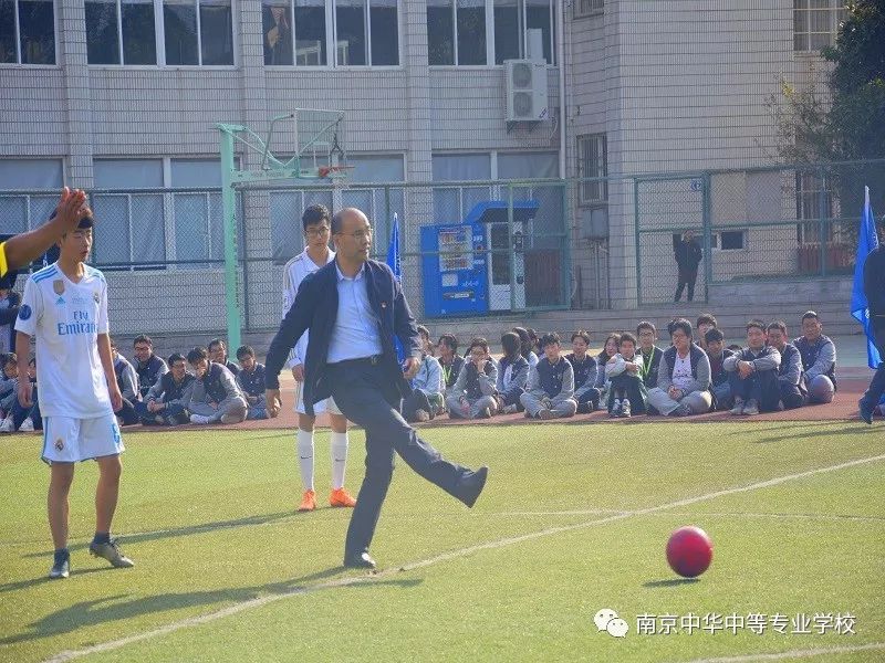  校园足球联赛开幕，青春激情点燃绿茵  