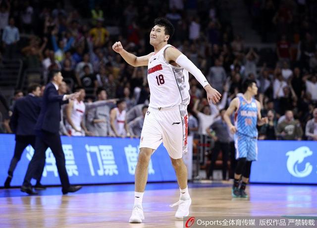  篮坛新星闪耀赛场展非凡实力
