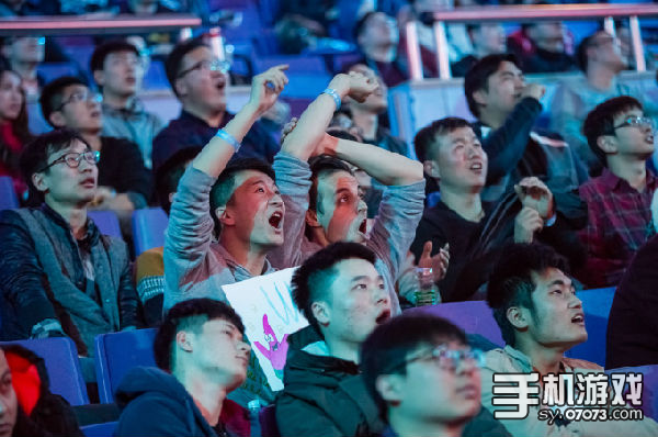 电竞选手刻苦训练备战国际大赛