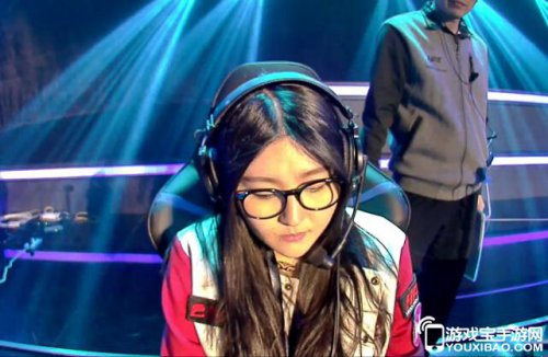 电竞女将巾帼不让须眉勇夺冠军