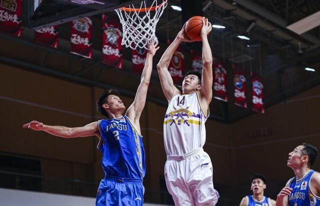 北控男篮防守漏勺遭广东宏远痛击