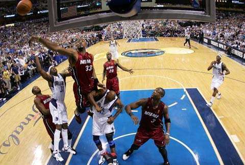 篮球战术板上见真章,教练斗智决胜负