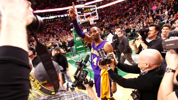 费德勒告别赛引泪目,球迷致敬传奇时刻